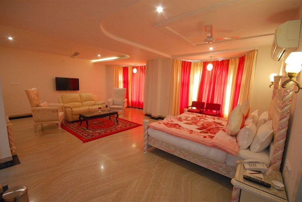 Bhairavgarh Palace Удайпур Екстериор снимка